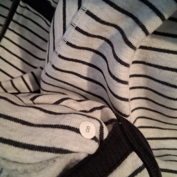 Lululemon Black and White Scuba Jacket Size 8 - Picture 9 of 11